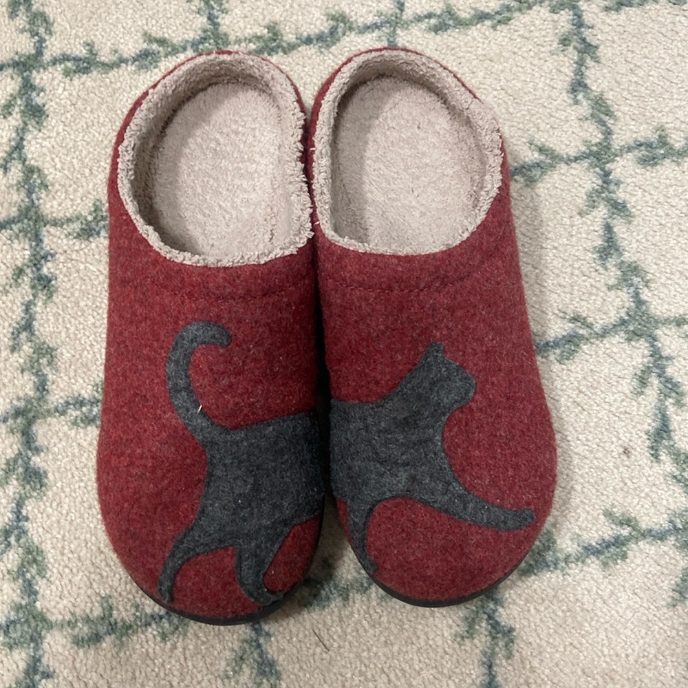 LL BEAN Kitty Slippers